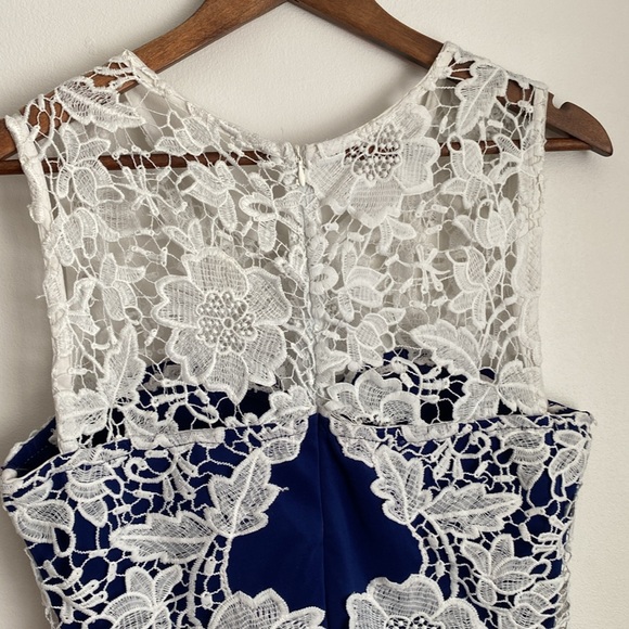 Venus sleeveless Blue and white lace midi dress stretchy. - Picture 8 of 14